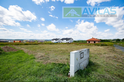 Prodej stavebního pozemku o rozloze 840 m2 ve Zruči nad Sázavou. - Fotka 1