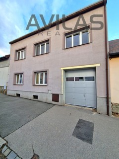 Prodej řadového domu se třemi bytovými jednotkami a dvěmi garážemi nedaleko centra města Benešov - Fotka 1