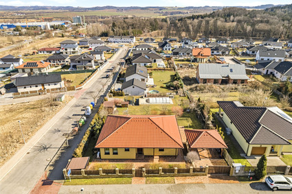 Moderní novostavba rodinného domu 4+kk s krytým bazénem a výhledem na Benešov - Fotka 28