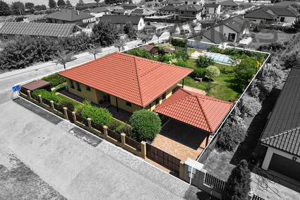 Moderní novostavba rodinného domu 4+kk s krytým bazénem a výhledem na Benešov - Fotka 39