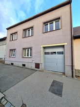 Prodej řadového domu se třemi bytovými jednotkami a dvěmi garážemi nedaleko centra města Benešov